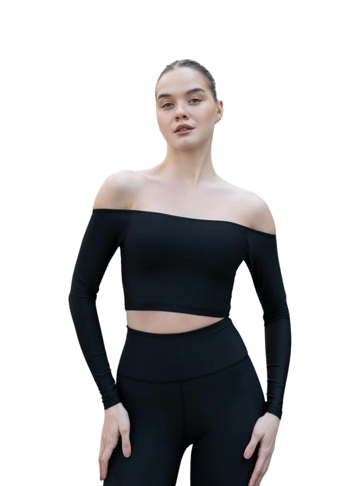 Eine Person posiert in einem schwarzen schulterfreien Oberteil von Lismina, kombiniert mit Leggings mit hoher Taille vor einem weißen Hintergrund.